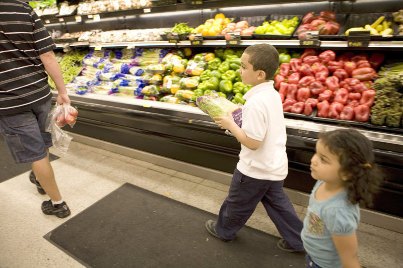 kids in grocery store