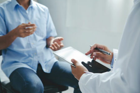 Doctor talking to patients are explaining the treatment of a patient's illness.