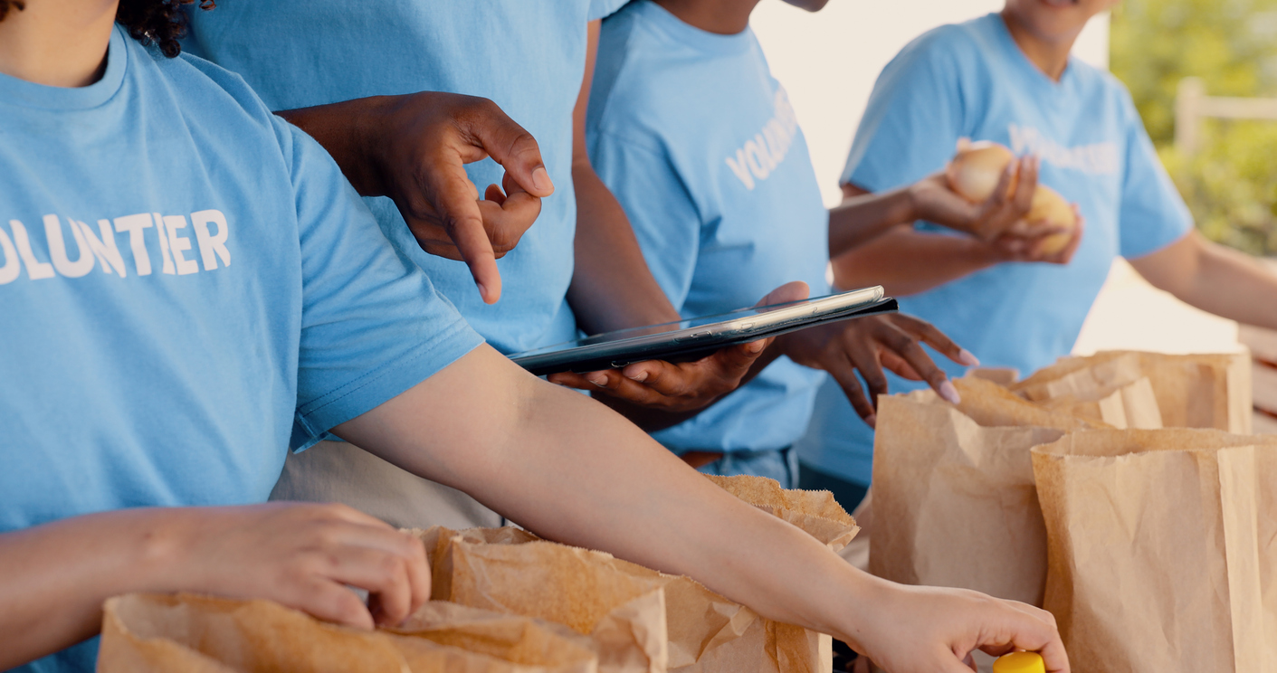 People volunteering