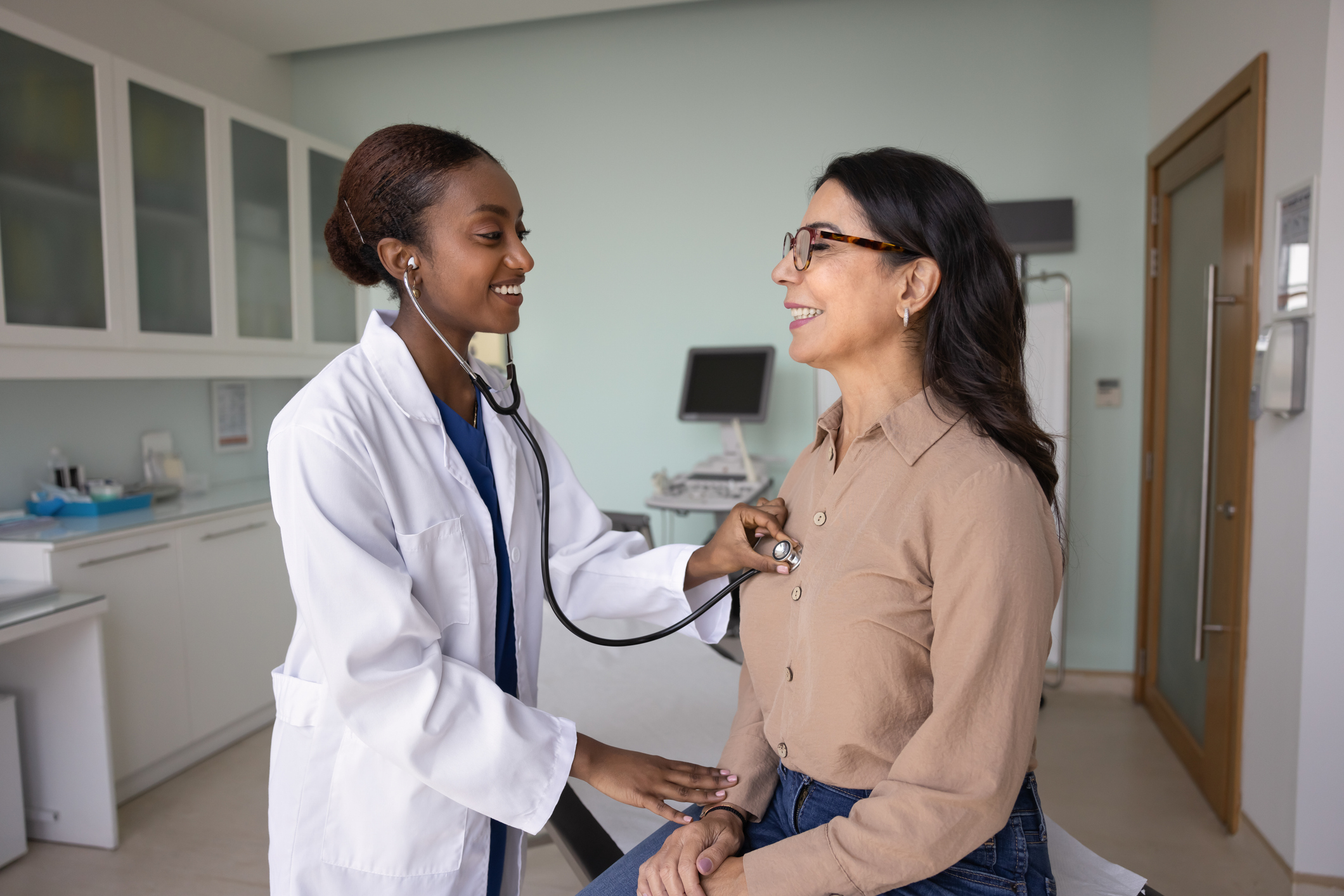 Nurse uses stethoscope to listen patient heartbeat.