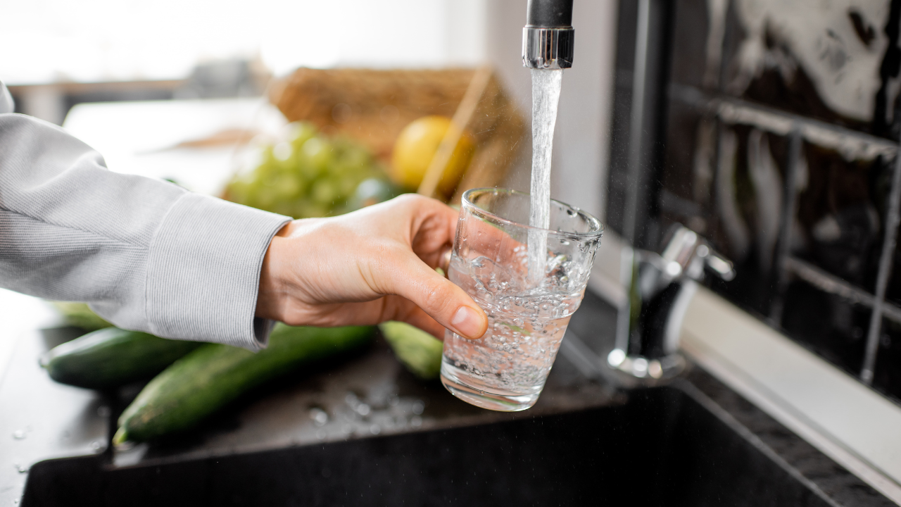 Sink filling water